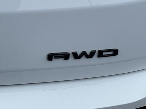 Used 2023 GMC Terrain SLE w/ Driver Convenience Package image 9