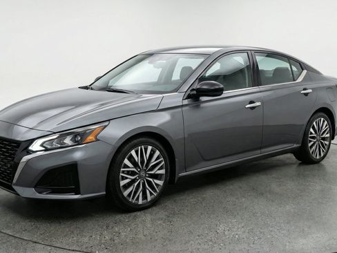 Used 2025 Nissan Altima 2.5 SV FWD image 3