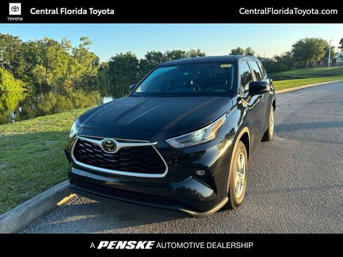 Used 2023 Toyota Highlander LE FWD image 1