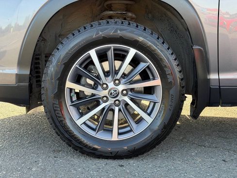 Used 2019 Toyota Highlander XLE AWD/4WD image 2