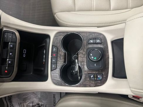 Used 2022 GMC Acadia Denali w/ Denali Technology Package FWD image 16