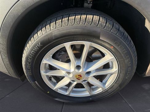 Used 2016 Porsche Cayenne w/ Premium Package AWD/4WD image 19
