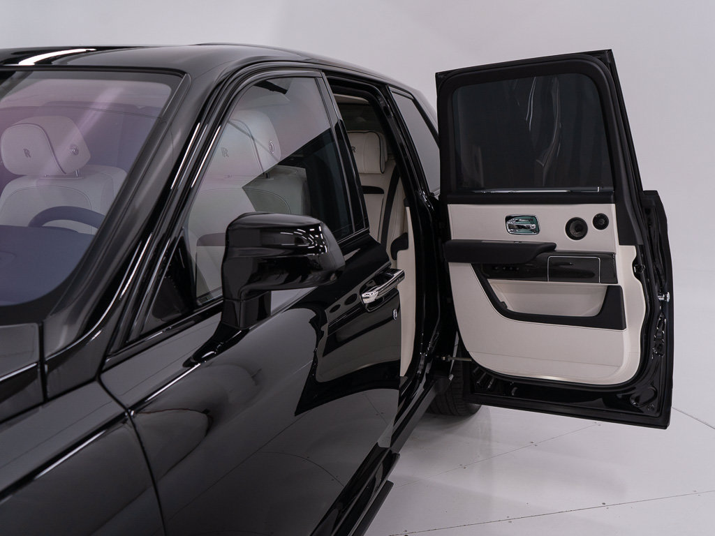 Certified 2022 Rolls-Royce Cullinan Black Badge w/ Dark Exterior Package AWD/4WD image 22