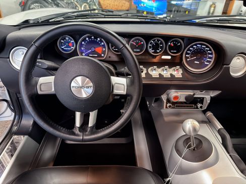 Used 2005 Ford GT RWD image 25