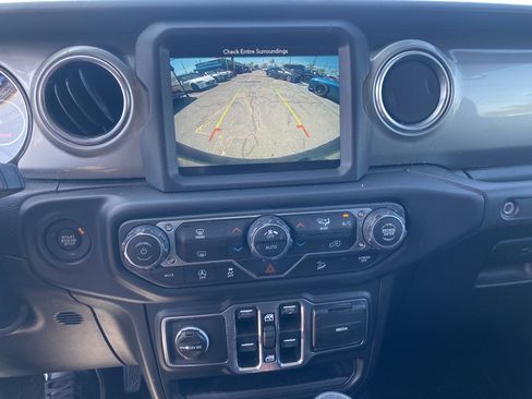 Used 2019 Jeep Wrangler Unlimited Sahara AWD/4WD image 14