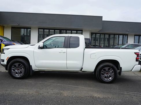 Used 2025 Nissan Frontier SV image 2