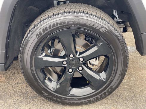 Certified 2025 Jeep Grand Cherokee Altitude image 14