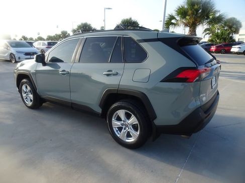 Used 2021 Toyota RAV4 XLE w/ Convenience Package FWD image 6