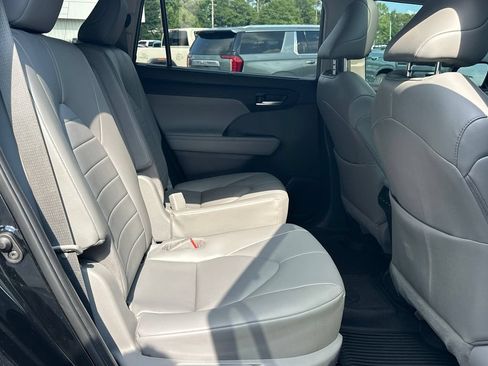 Used 2023 Toyota Highlander XLE FWD image 16