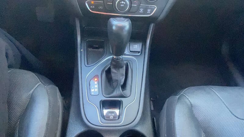 Used 2021 Jeep Cherokee Latitude Lux FWD image 27