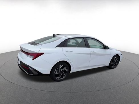 Used 2025 Hyundai Elantra SEL FWD image 15