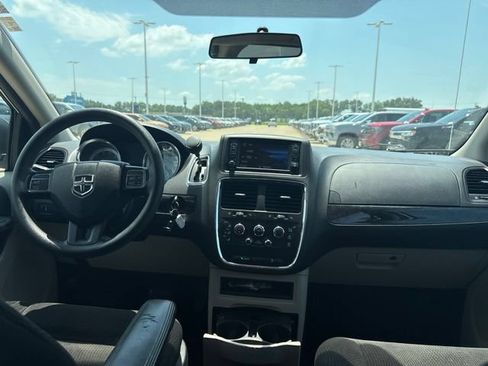 Used 2018 Dodge Grand Caravan SE FWD image 19
