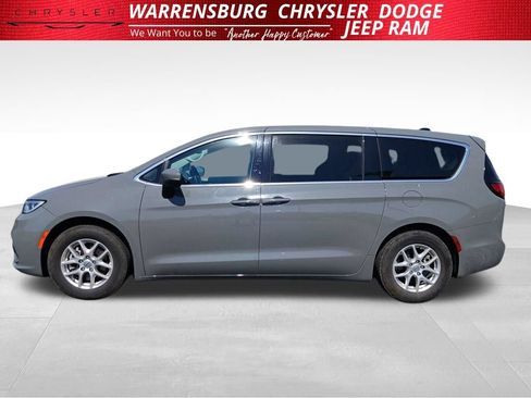 Used 2023 Chrysler Pacifica Touring-L FWD image 8