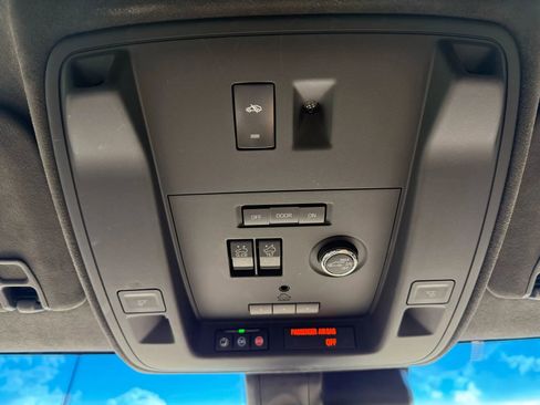 Used 2019 Cadillac Escalade Platinum image 31