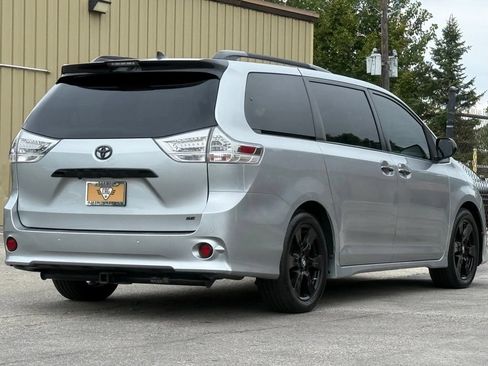 Used 2020 Toyota Sienna SE Premium w/ Nightshade Edition FWD image 5