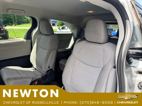 Used 2022 Toyota Sienna LE FWD image 16