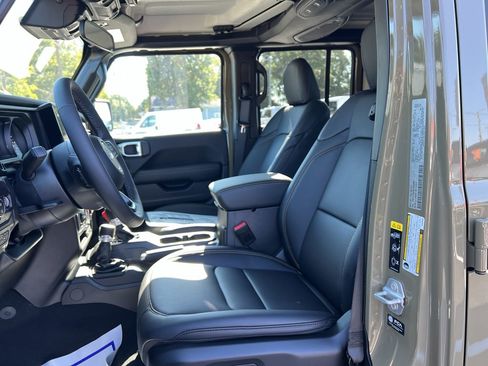 New 2025 Jeep Gladiator Sport image 9
