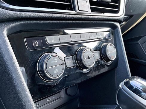 Certified 2022 Volkswagen Taos SEL image 27