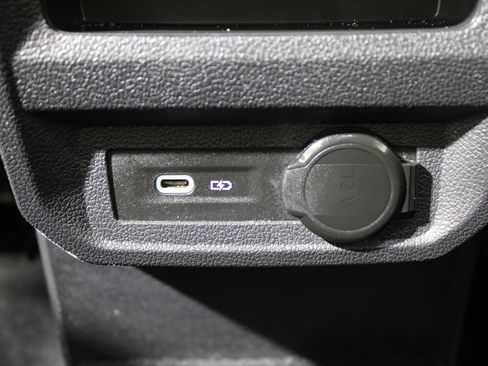 Used 2024 Volkswagen Tiguan SE image 25