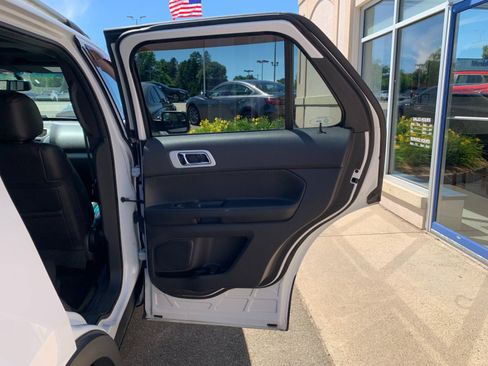 Used 2015 Ford Explorer XLT w/ Equipment Group 202A AWD/4WD image 33