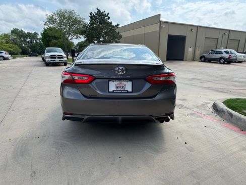Used 2018 Toyota Camry SE image 3