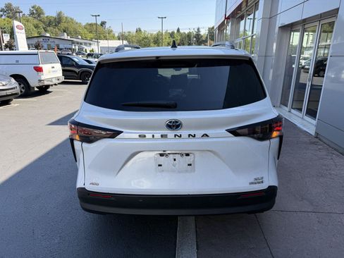 Used 2023 Toyota Sienna XLE w/ XLE Plus Package AWD/4WD image 4
