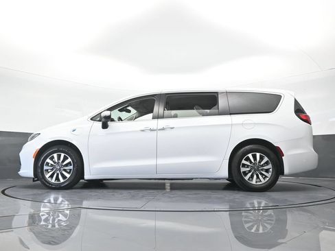 Used 2023 Chrysler Pacifica Touring-L FWD image 58