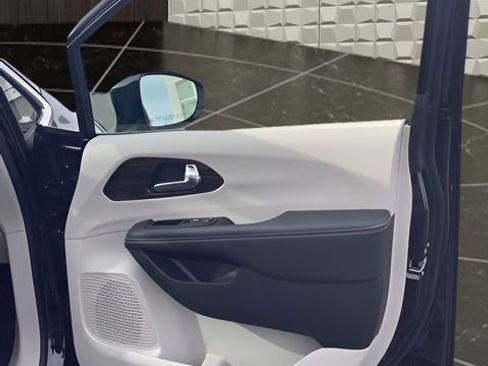 Certified 2024 Chrysler Pacifica Limited image 18