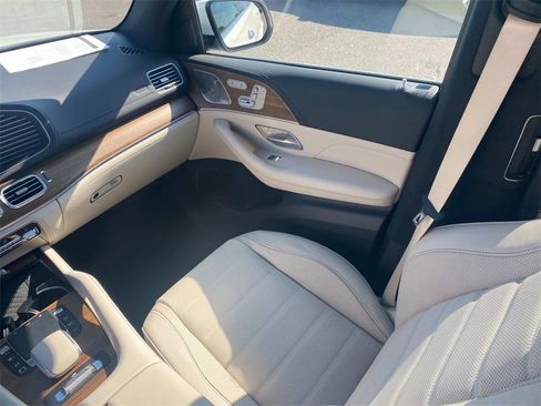 Used 2025 Mercedes-Benz GLS 580 4MATIC image 32