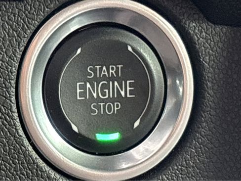 Used 2025 Chevrolet Traverse RS image 4