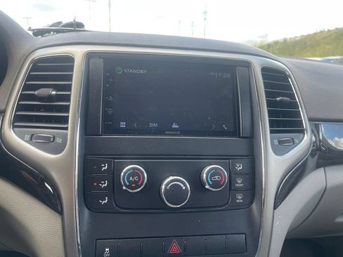 Used 2012 Jeep Grand Cherokee Laredo w/ Laredo E Group AWD/4WD image 15