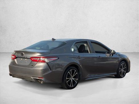 Used 2019 Toyota Camry SE image 5