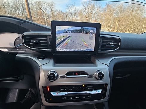 Used 2022 Ford Explorer XLT w/ Equipment Group 202A image 10