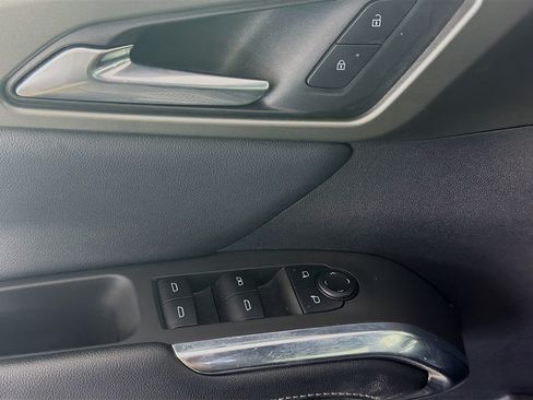 Used 2025 Chevrolet Traverse LT FWD image 15