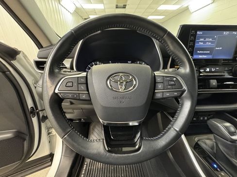 Used 2020 Toyota Highlander XLE image 33