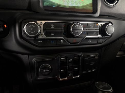 Used 2023 Jeep Wrangler Unlimited Sahara AWD/4WD image 19