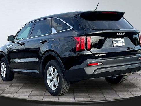 Used 2023 Kia Sorento LX AWD/4WD image 4