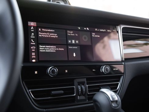 Certified 2026 Porsche Macan AWD/4WD image 25
