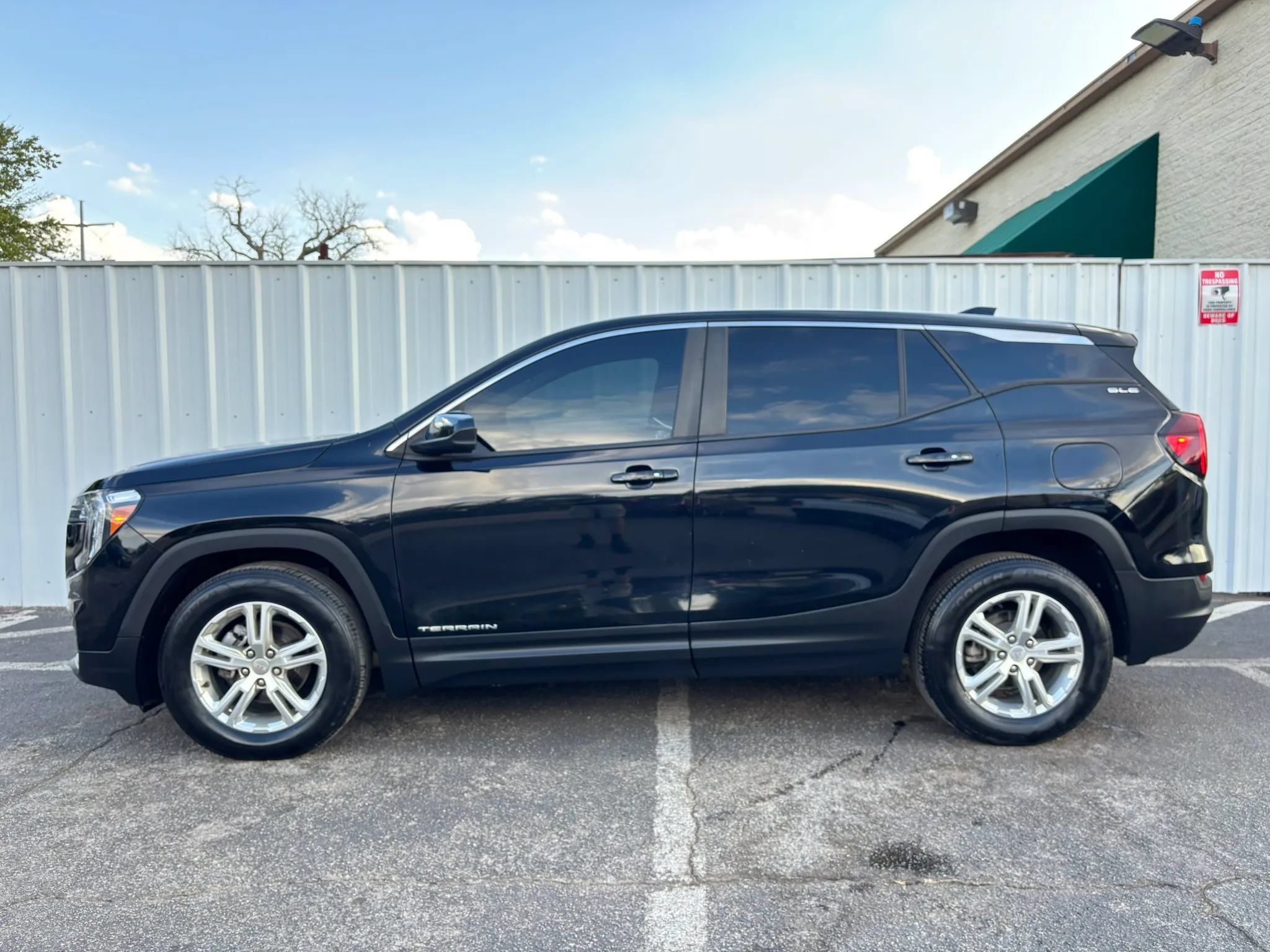 Used 2023 GMC Terrain SLE FWD image 2