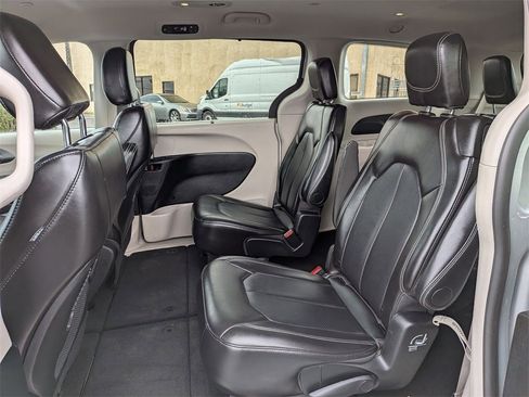 Used 2024 Chrysler Pacifica Touring-L image 25