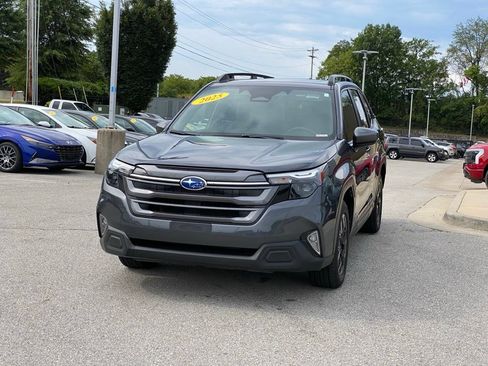 Used 2025 Subaru Forester Premium AWD/4WD image 3