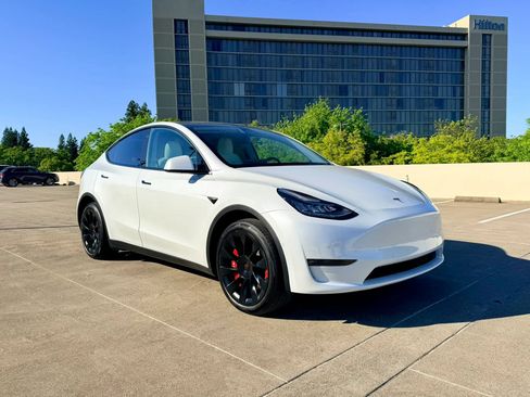 Used 2022 Tesla Model Y Long Range AWD/4WD image 2
