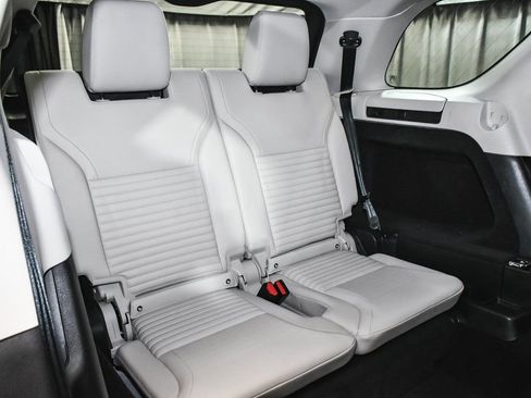 Used 2025 Land Rover Discovery S image 63