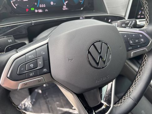 Used 2025 Volkswagen Atlas Cross Sport SE FWD image 28
