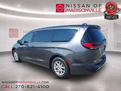 Used 2023 Chrysler Pacifica Touring-L FWD image 3