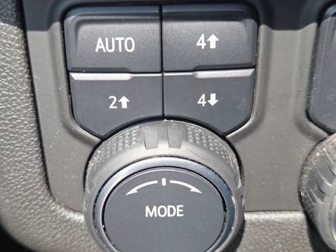 Used 2023 Chevrolet Suburban Z71 w/ Luxury Package AWD/4WD image 15