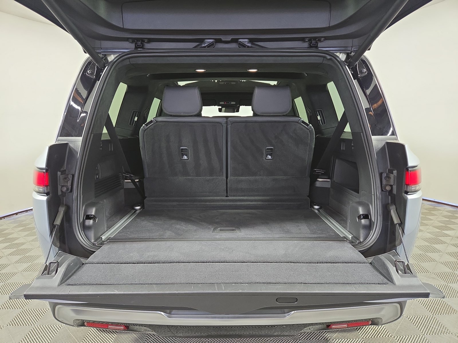 Used 2025 Rivian R1S Adventure Dual AWD/4WD image 15