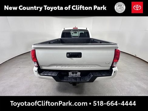 Used 2017 Toyota Tacoma TRD Sport image 4