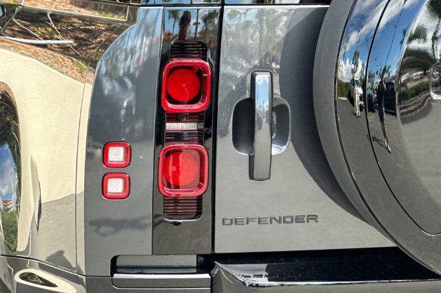 Certified 2025 Land Rover Defender 130 X-Dynamic SE AWD/4WD image 27