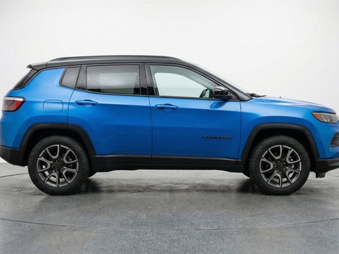 Used 2025 Jeep Compass Trailhawk AWD/4WD image 11